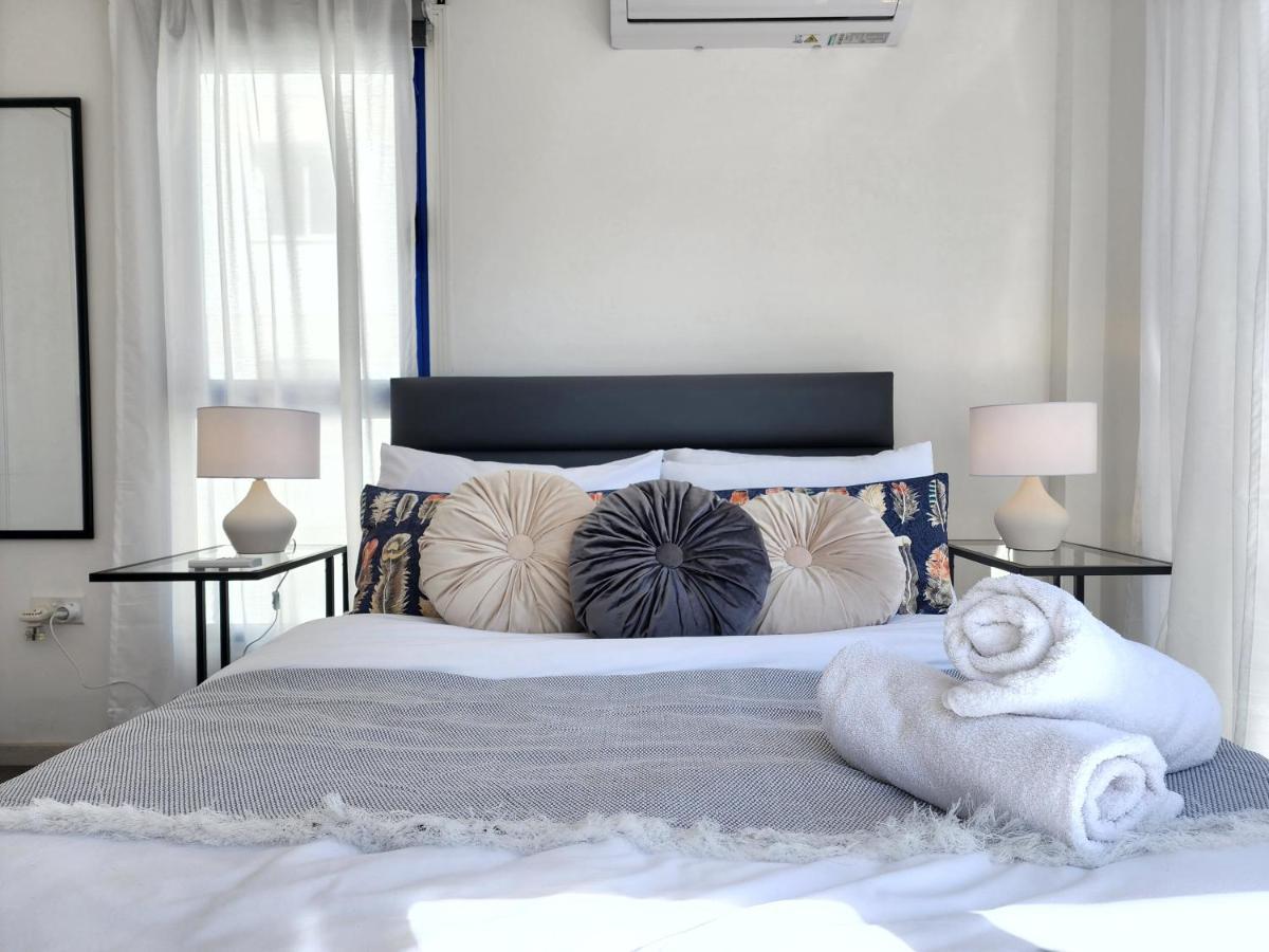 Frida'S Cozy Two Bedroom Apt Larnaca Exteriör bild